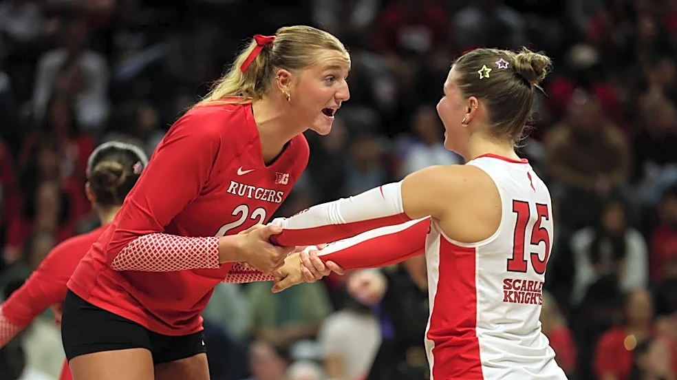 Volleyball Drops Five Set Points & Falls to #20 Washington 33-31 in the Fourth