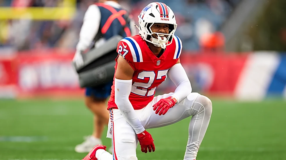 Patriots elevate safety Elliott Davison from practice squad, release running back