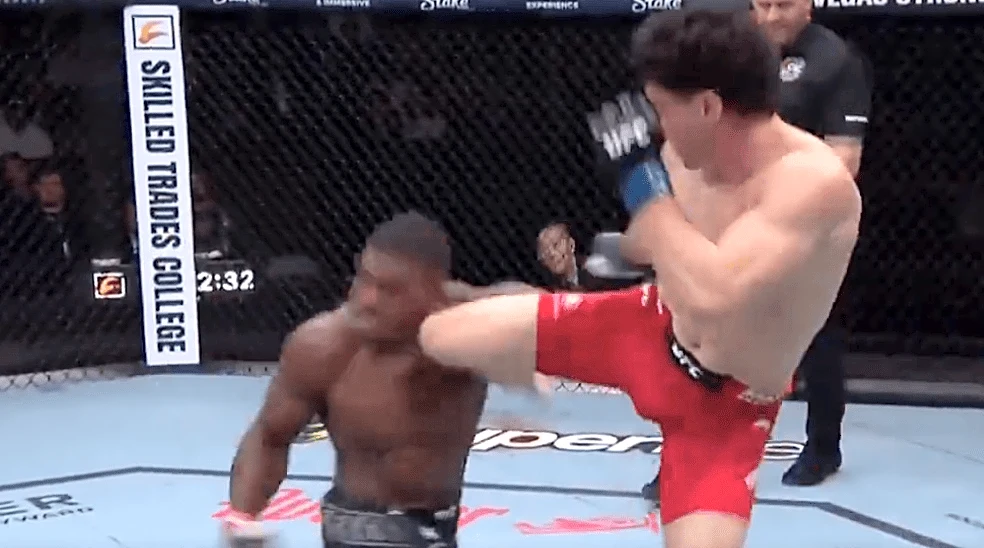 Video: Mike Malott knocks out Joaquin Buckley with nasty knee to the face at UFC Edmonton