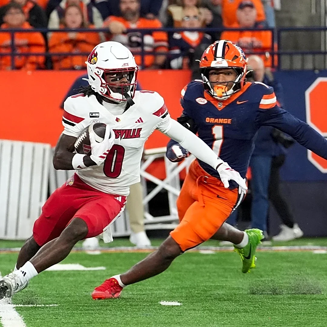Louisville survives scare at Syracuse, 34-26