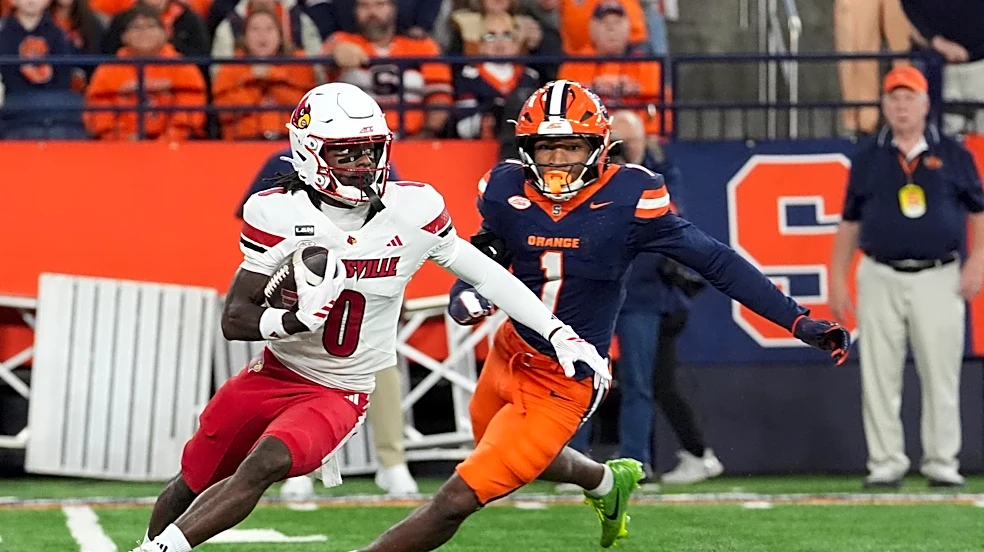 Louisville survives scare at Syracuse, 34-26