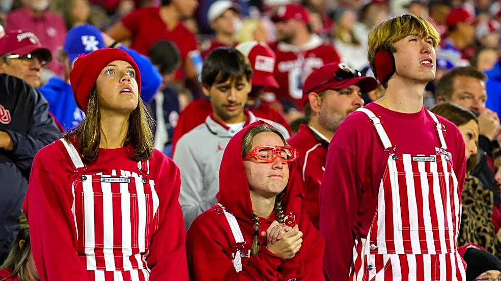 Oklahoma fans meltdown as Kentucky knocks off Sooners; they also booed injured Nic Anderson in classless act