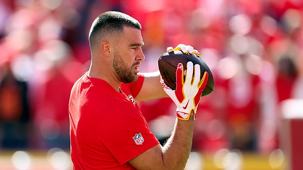 Travis Kelce hurts right ankle on first drive, stays in game for Chiefs