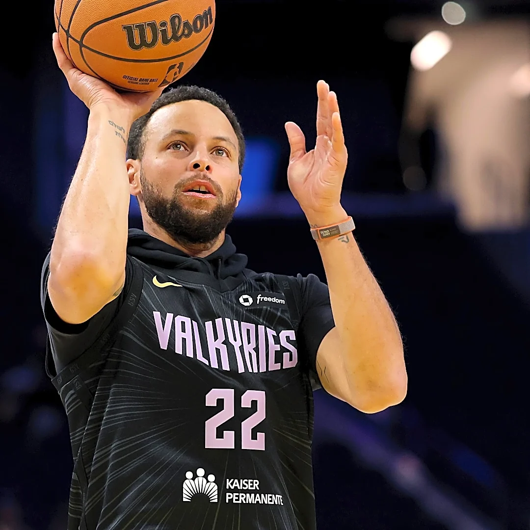 Steph Curry tweaks ankle in open practice