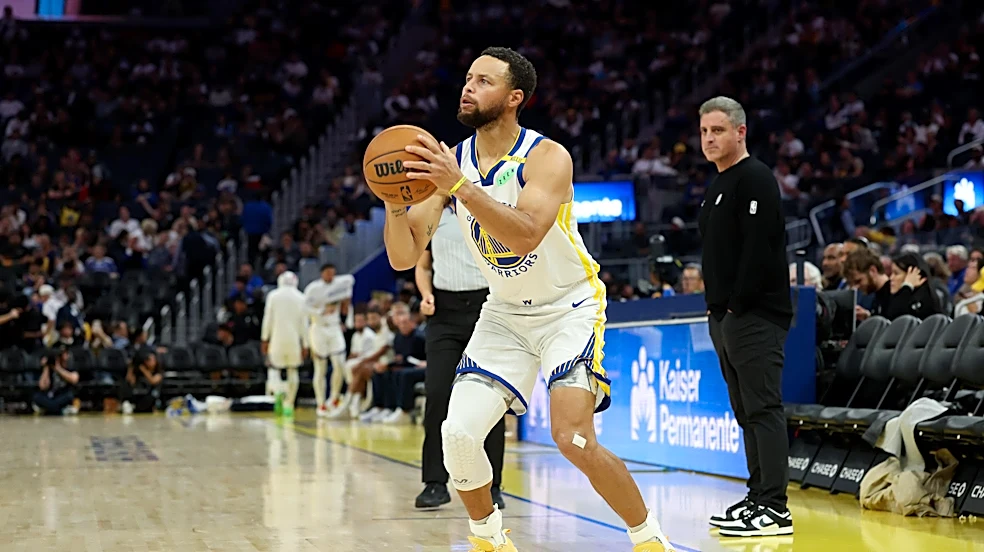 Stephen Curry expected to play Wednesday against the Lakers after injury scare