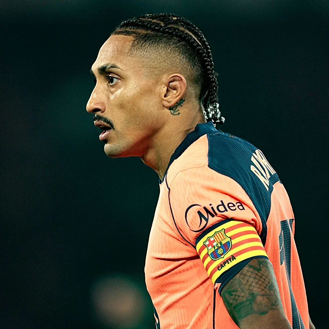 Raphinha gives speech in Barcelona locker room after PSG defeat
