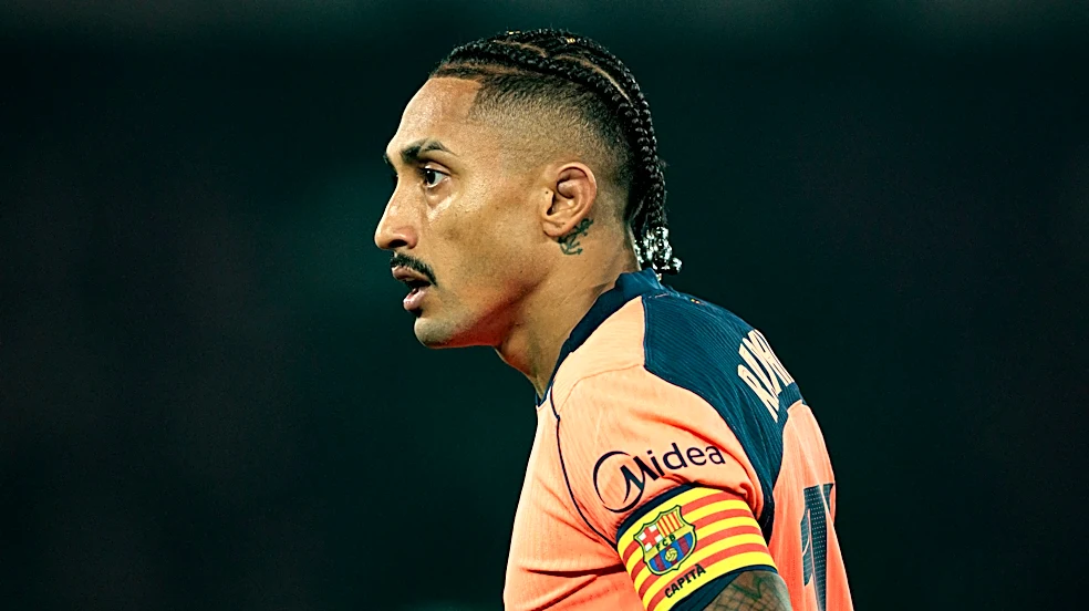 Raphinha gives speech in Barcelona locker room after PSG defeat