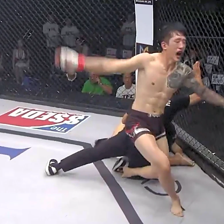 OH NO! Careless referee blows MMA fighter’s knee out while sliding in for knockout stoppage | Video