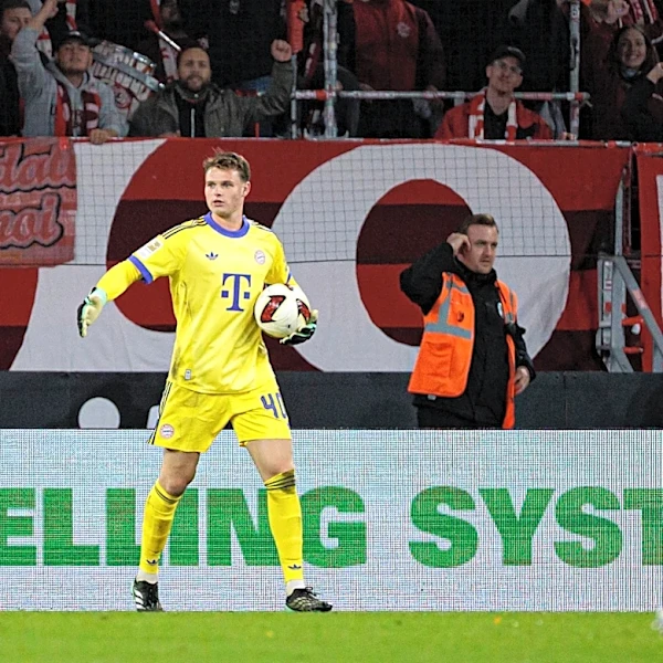 Jonas Urbig sends message of unity, support to affected Bayern Munich members