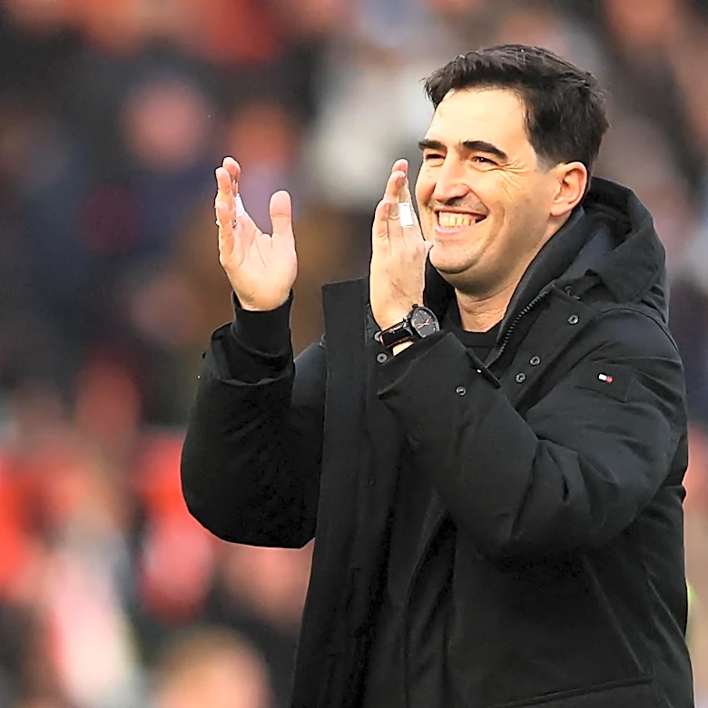 Andoni Iraola Reflects on Squad Rotation and Chelsea Challenge