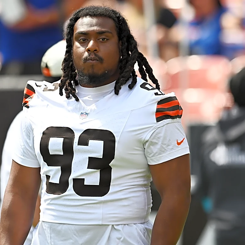 Browns make 3 roster moves; have an open spot available along with a Kalia Davis update