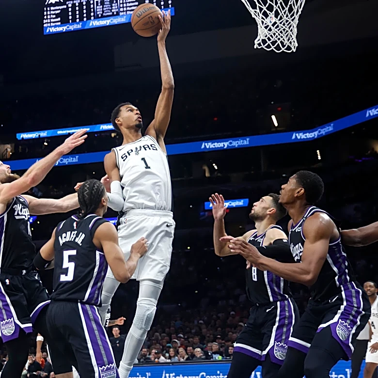 Spurs rout shorthanded Kings for second consecutive win