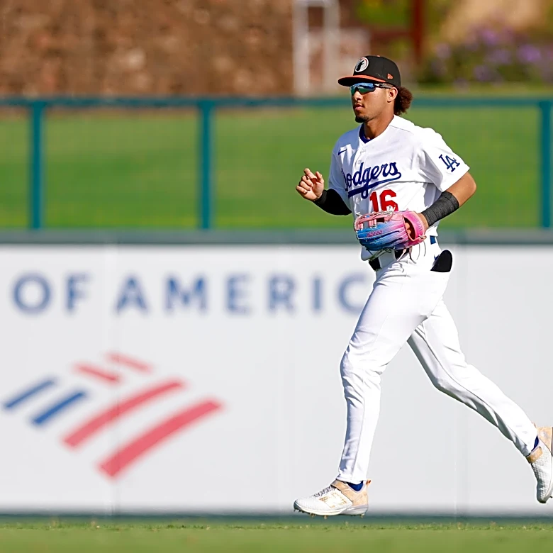 Arizona Fall League: Eduardo Quintero records rare hit in Desert Dogs’ win.