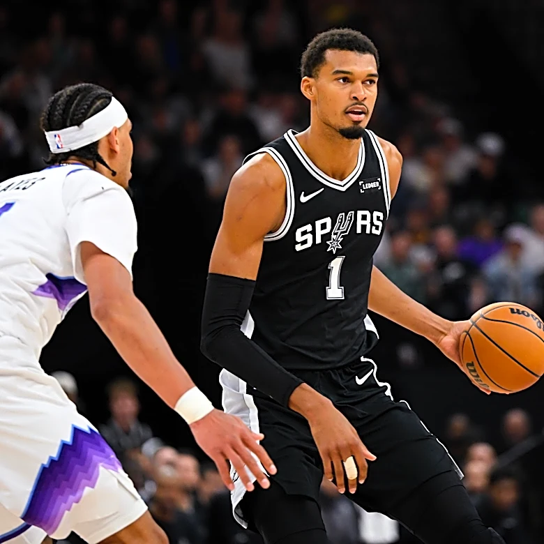 Spurs outlast Jazz to extend win streak to three
