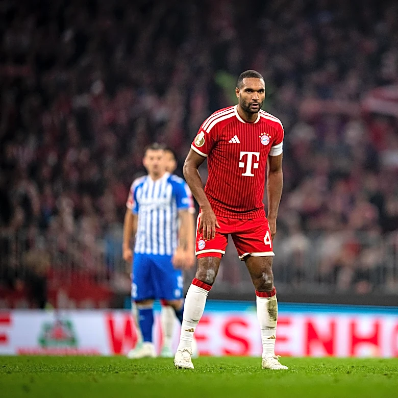 Jonathan Tah explains Bayern Munich’s high line philosophy to Bastian Schweinsteiger