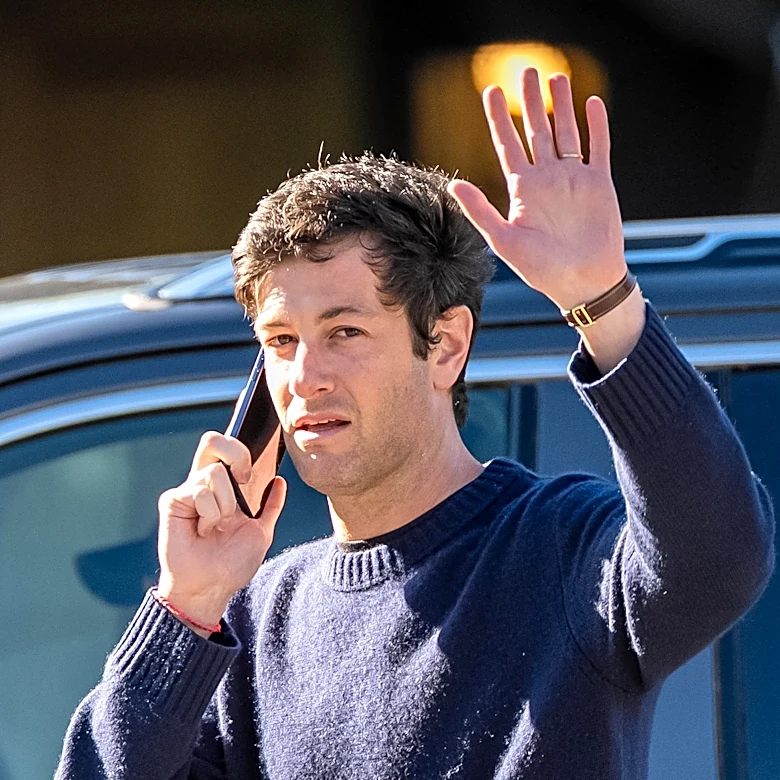 No, Josh Kushner is not struggling to find money to buy the Lakers