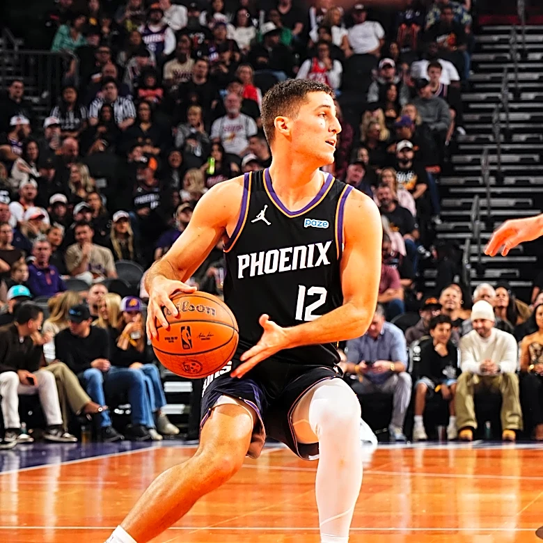 Collin Gillespie is showing Jalen Green how to run the Suns