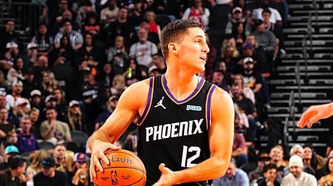 Collin Gillespie is showing Jalen Green how to run the Suns