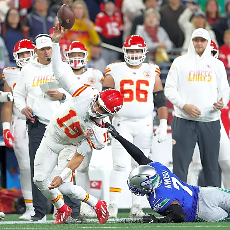 Seahawks Uchenna Nwosu fined for horse-collar tackle on Patrick Mahomes