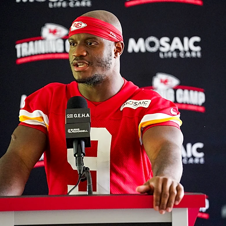 Chiefs RB Kenneth Walker III greets former Seahawks teammates after preseason tie