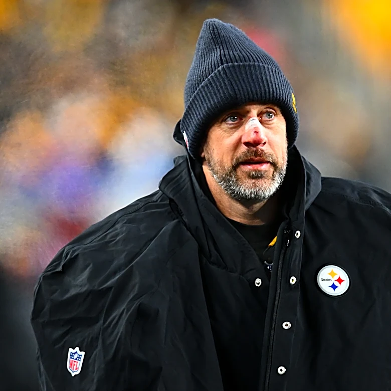 Steelers QB Aaron Rodgers puts obnoxious fans in their place at training camp