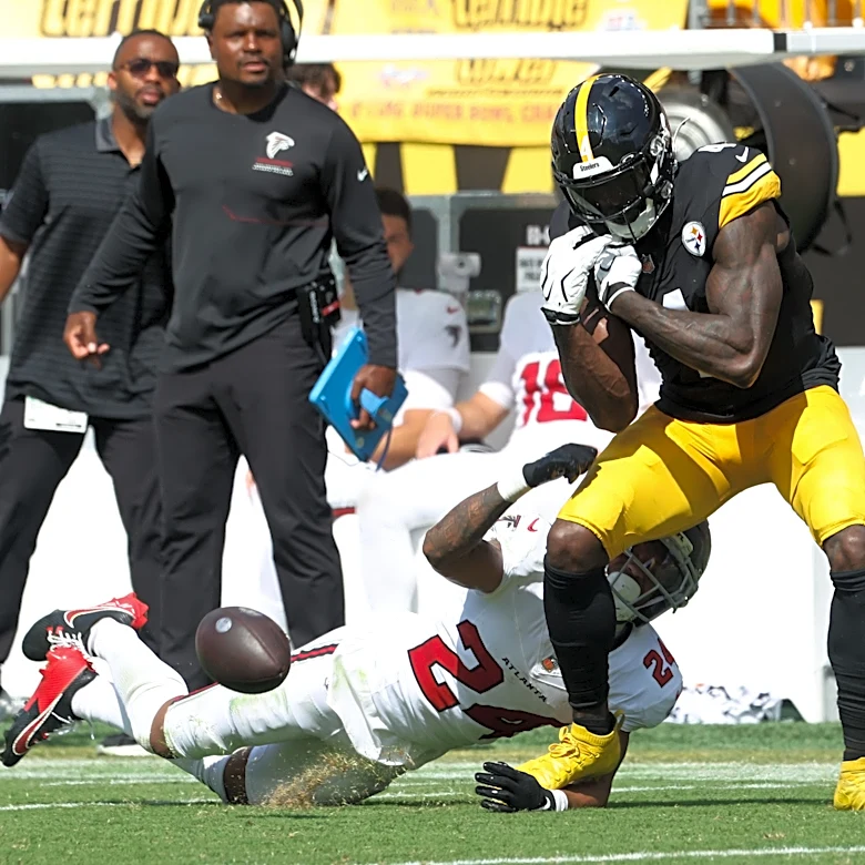 Aaron Rodgers calls out poor officiating after win over Falcons