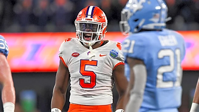 Steelers reunite with Clemson edge rusher for third stint