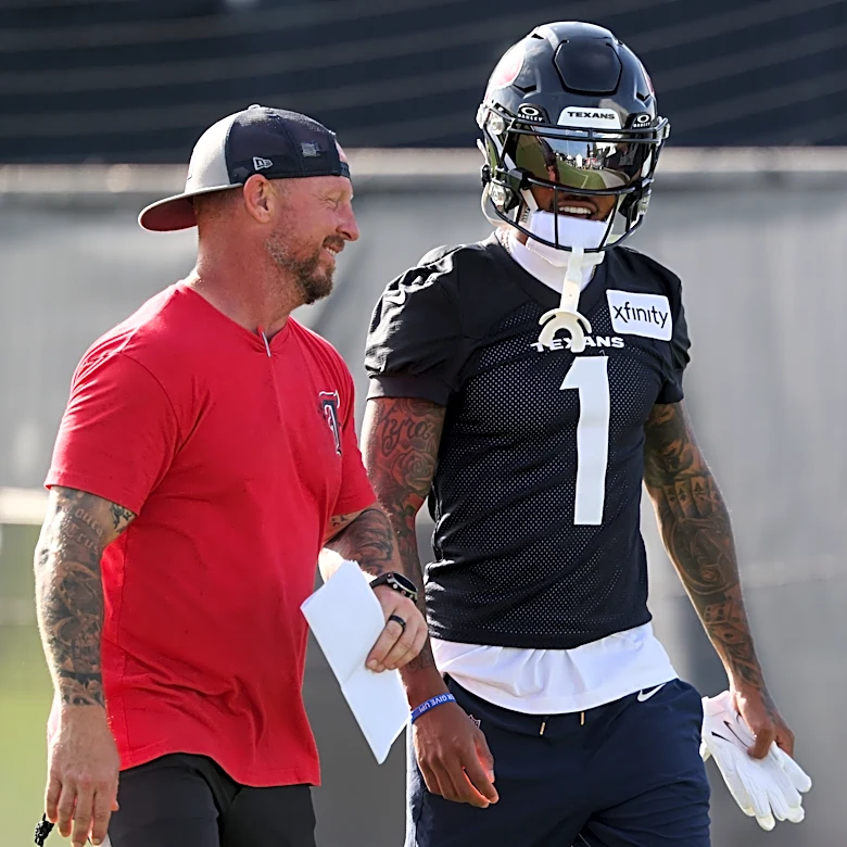 LOOK: Texans WR Tank Dell returns to pracitce for first time in regular season