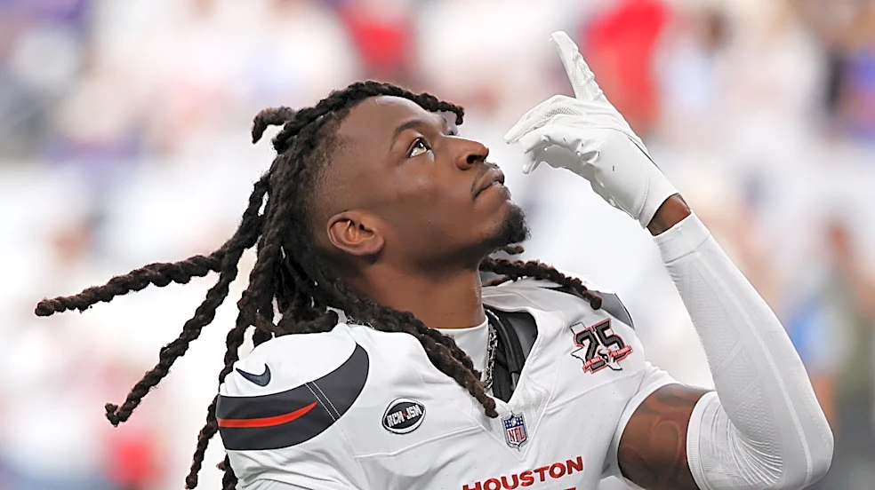 WATCH: Texans S Calen Bullock gets first INT of season in red zone