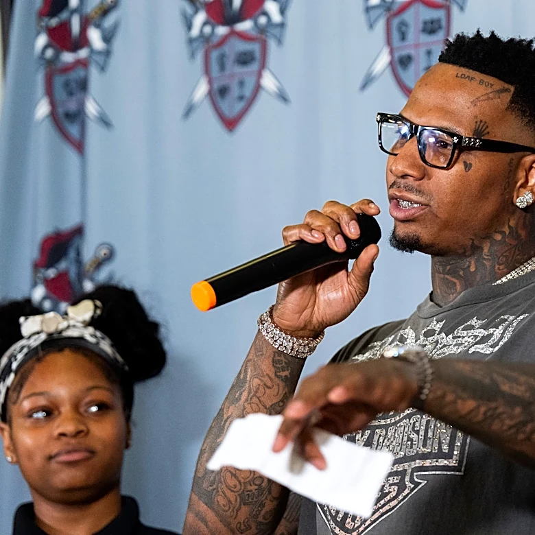 Moneybagg Yo hypes up Memphis Tigers football team with surprise visit