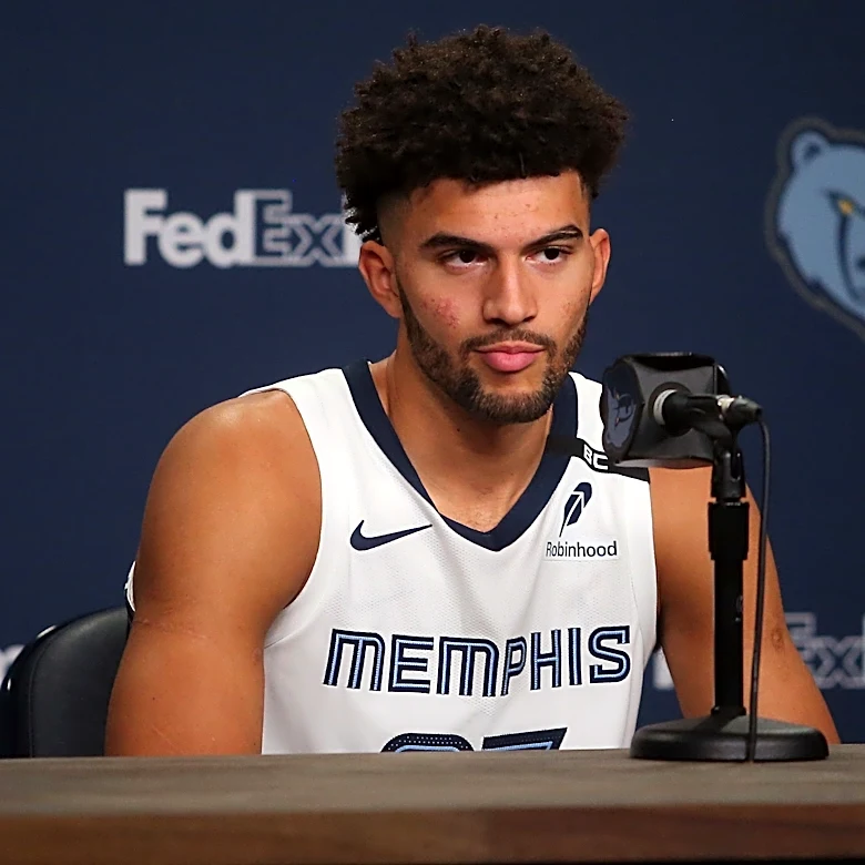 Grizzlies make adjustment, limit Zach Edey in first training camp action