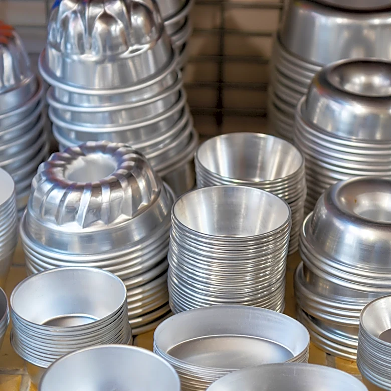 Say Goodbye To Cluttered Bakeware Stacks With This Cheap Find