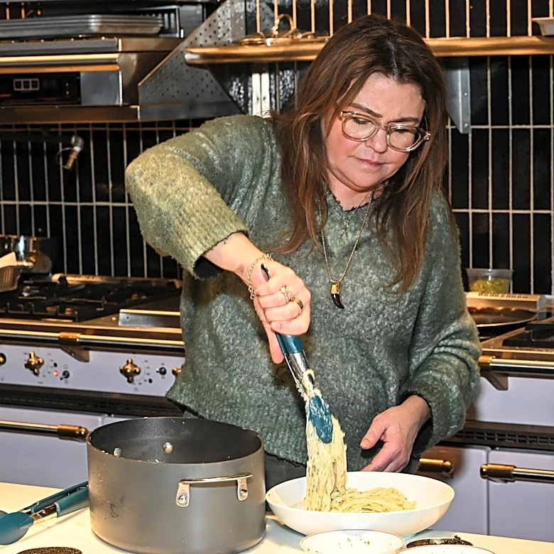 The Colorful Vintage Pyrex Set Used By Rachael Ray And Alton Brown Is Worth $400+ Today