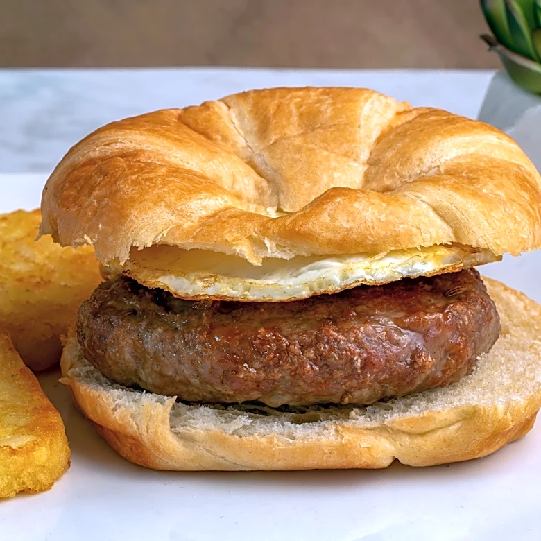 These 2 Aldi Products Lead To A Flavor-Packed Breakfast Sandwich