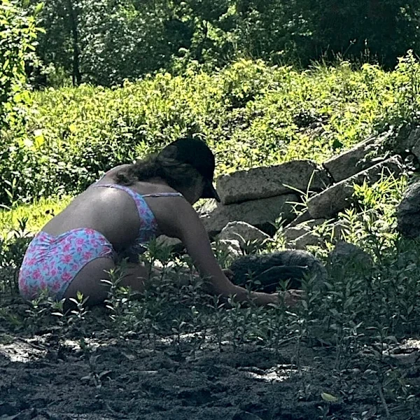 Girls Tubing Down River Find Dying Bird On Shore — And Refuse To Leave Her Behind