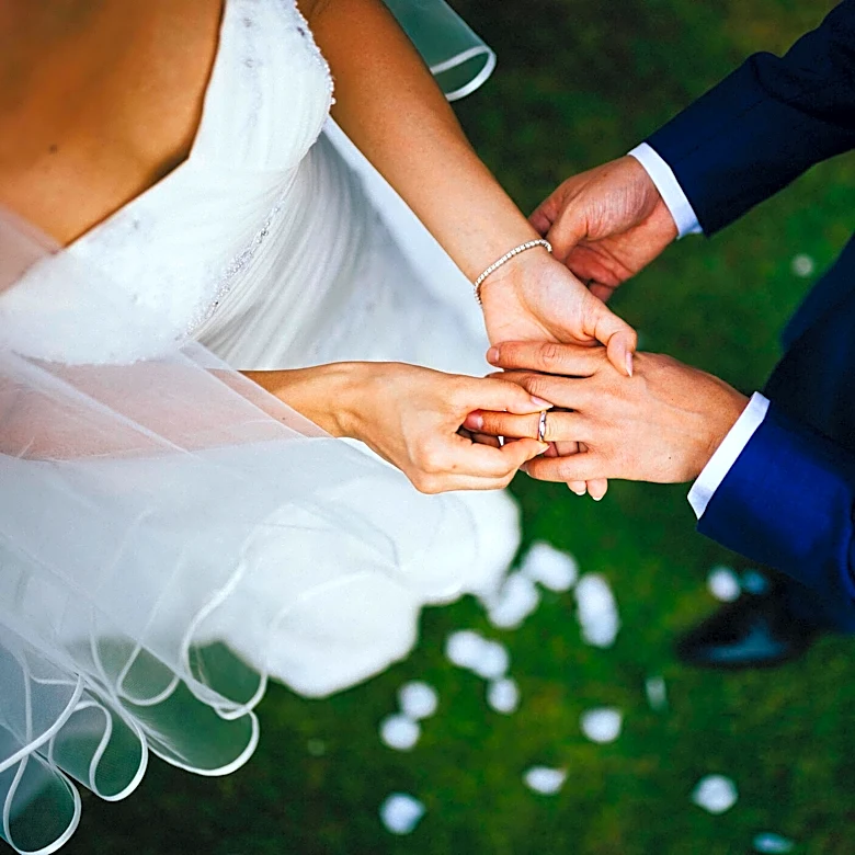 Bride Suddenly Interrupts Her Wedding Celebration To Save A Tiny Life