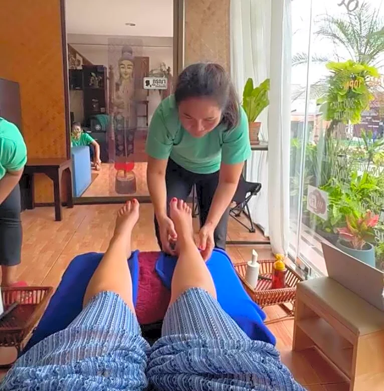 Tourists Stop For A Massage — And Get The Sweetest Surprise From A Local Cat