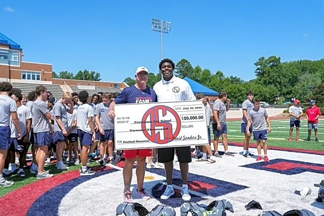 Tennessee football's David Sanders donates NIL money to high school
