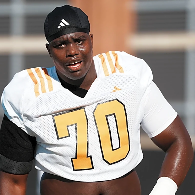 How Tennessee tackle David Sanders overcame his fear of being a 5-star bust