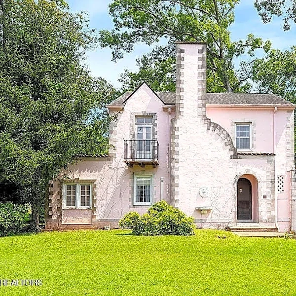 Noticed this pink house in South Knoxville? It's just as unique inside