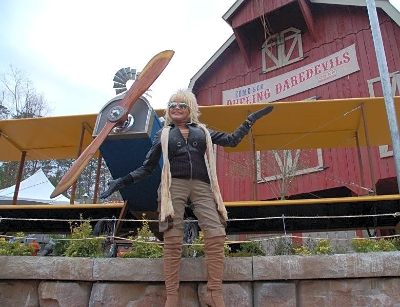 Amid Nashville push, could Knoxville airport be renamed for Dolly Parton?