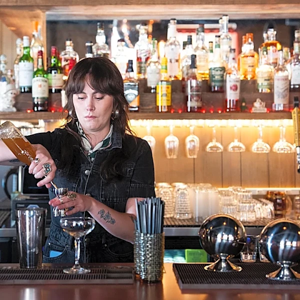 Knoxville restaurant workers sling drinks, calm chaos – even on Labor Day