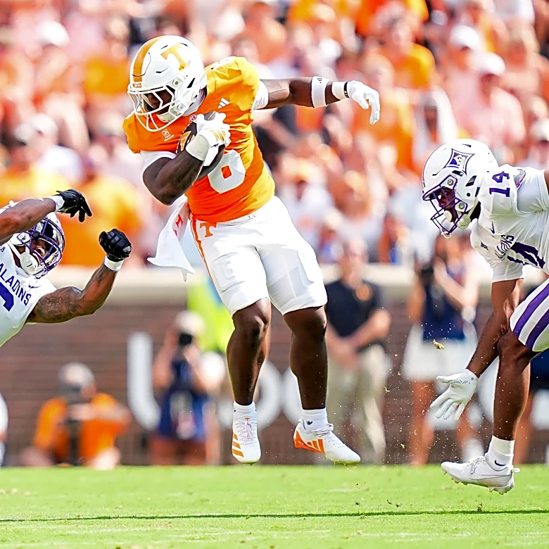 Nathan Robinson, Javin Gordon remain questionable on Tennessee injury report vs Texas