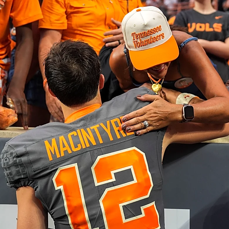 Readers give their blessing to Tennessee football's quarterback switch | Adams