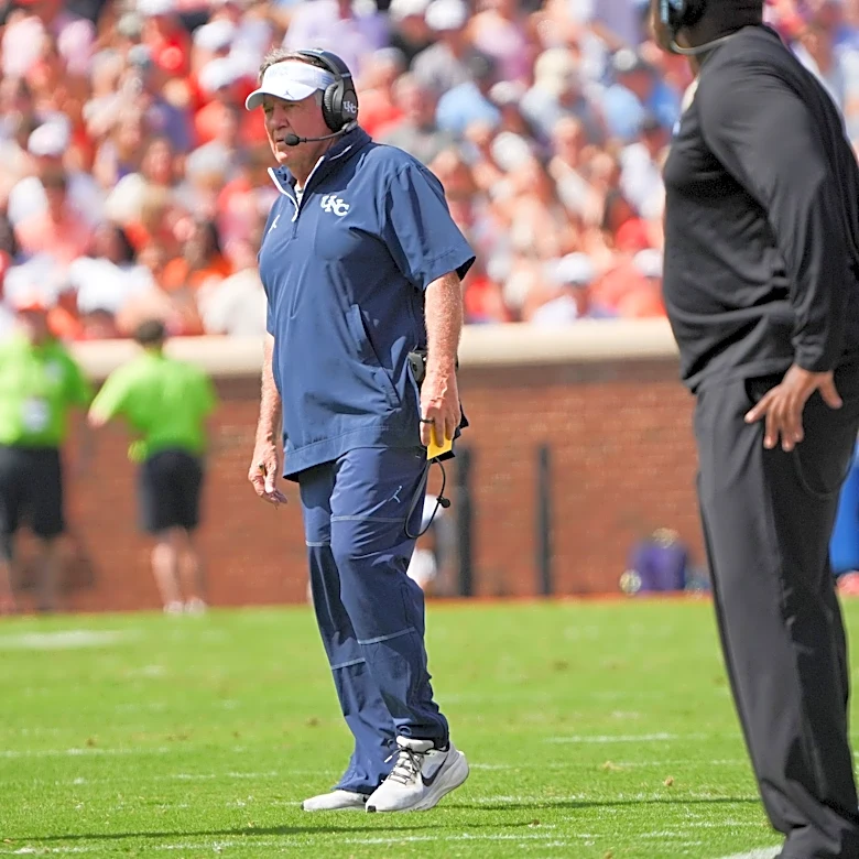 Bill Belichick remains abrupt in sideline interview