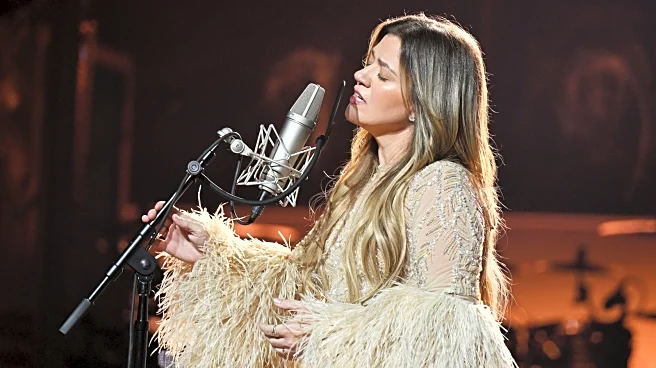 Kelly Clarkson Is Nearly Unrecognizable Sporting Her Natural Hair