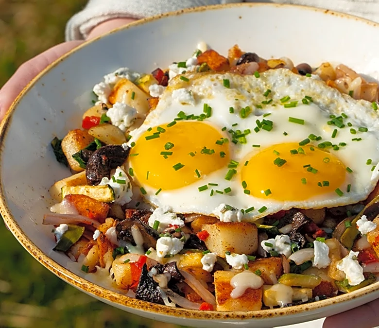 Popular breakfast chain bets on golf to drive growth