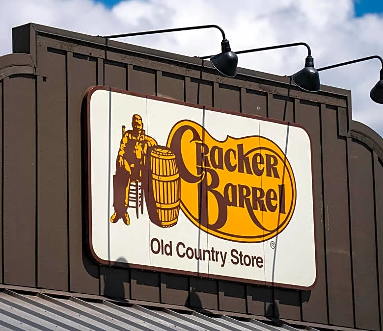 Veteran analyst drops scathing 2-word take on Cracker Barrel after controversy