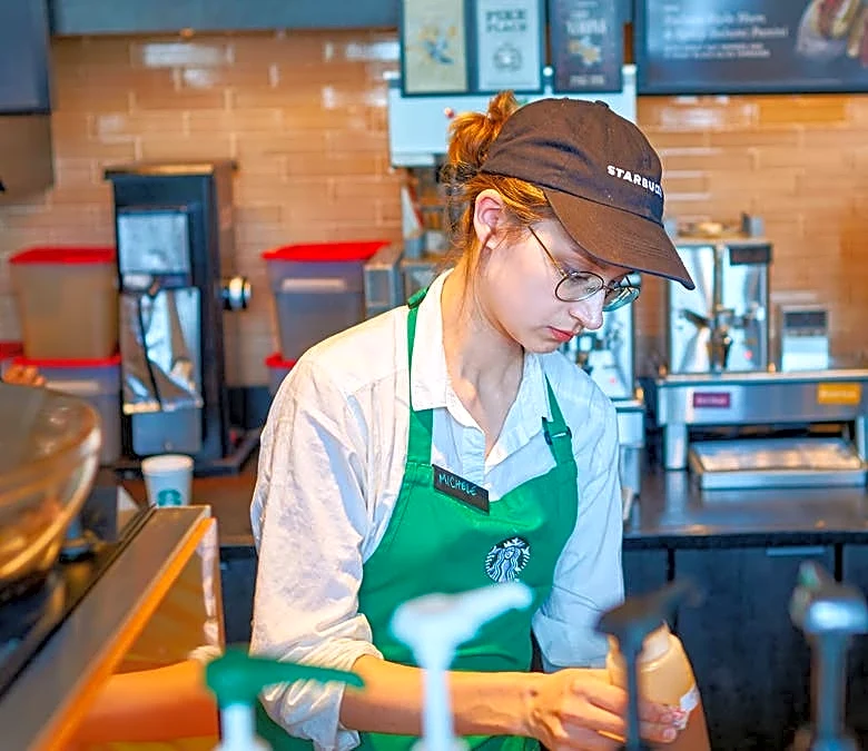 Starbucks targets 10,000 new U.S. locations