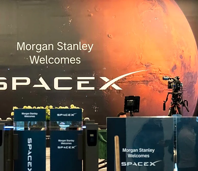 Top wireless stock remains Wall Street favorite amid space risk